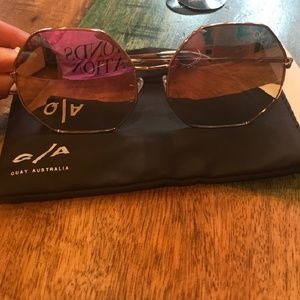 SOLD!!!!Quay Australia Kiss And Tell